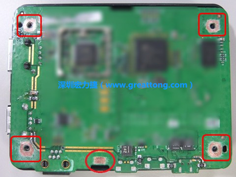 手動(dòng)去綠漆。使用傳統(tǒng)的刀片去除綠漆后的效果。