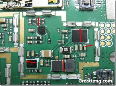 圖中顯示一塊電路板使用這種屏蔽夾(shielding clip)的實(shí)例?；旧衔覀?cè)趶澖堑牡胤蕉荚O(shè)計(jì)擺放了一個(gè)屏蔽夾，這樣可以讓作業(yè)員比較方便安裝屏蔽罩(shielding can)時(shí)的對(duì)位準(zhǔn)確。然后在其他沒(méi)有屏蔽夾的地方也設(shè)計(jì)了一些接地的布線，一來(lái)可以稍微提升屏蔽罩的電磁隔絕能力，另一方面也可以為屏蔽夾無(wú)效時(shí)，馬上可以更改為屏蔽框，而無(wú)需要重新設(shè)計(jì)電路板。