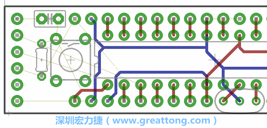 到目前為止，你應(yīng)該只剩下四個(gè)部分還未進(jìn)行布線，10K重置上拉電阻器、重置電容和1×6的序列排針。